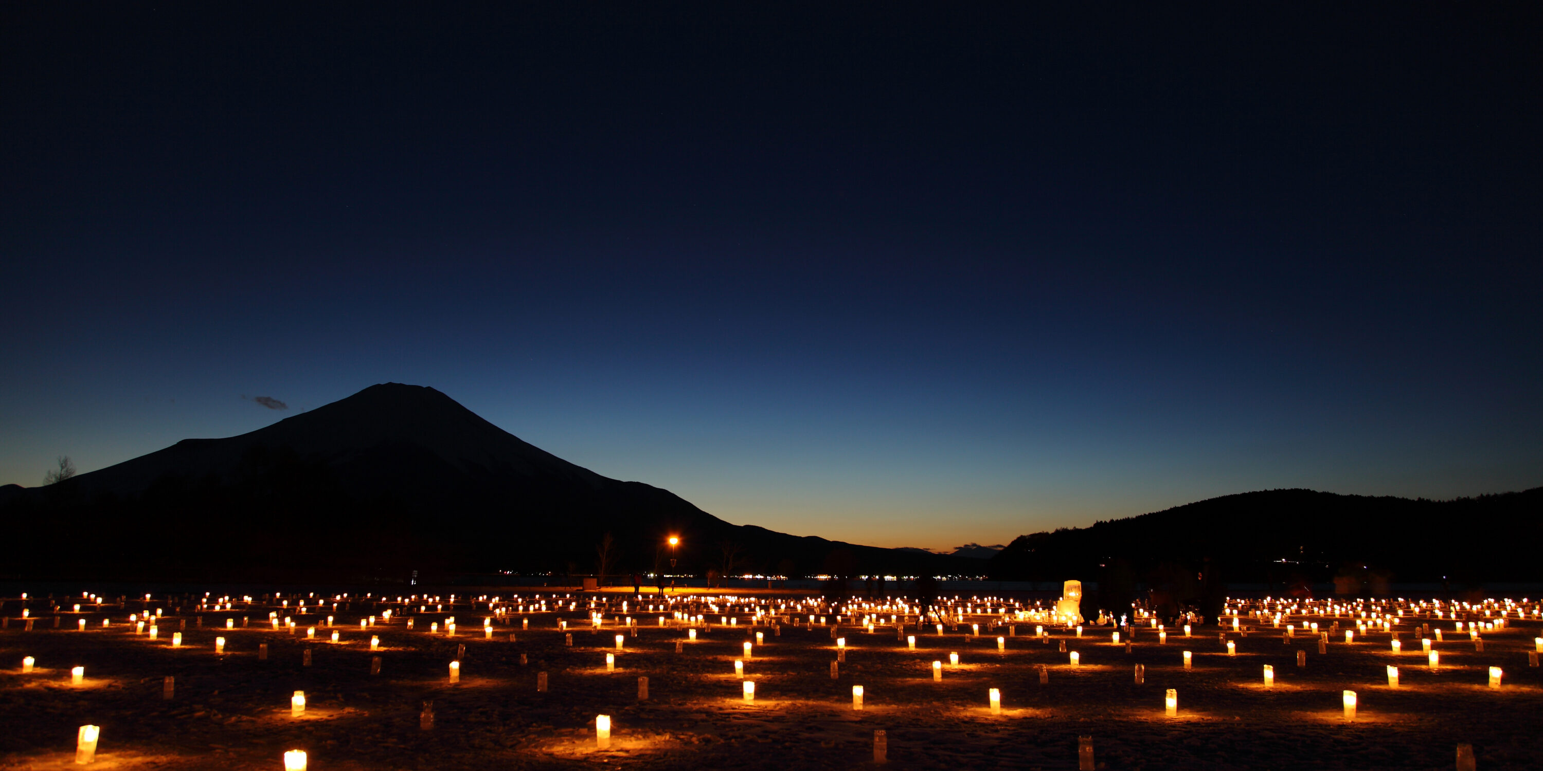 Kerzen vor nächtlicher Kulisse